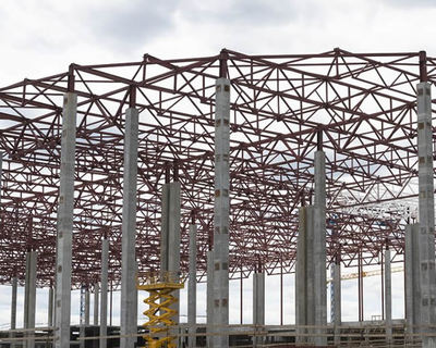 钢结构工程建设要经历设备制造和现场安装两个阶段